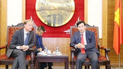 “Le ministre vietnamien de la Culture, des Sports et du Tourisme, Nguyên Ngoc Thiên (droite), et l’ambassadeur Bruno Angelet, chef de la Délégation de l’Union européenne au Vietnam. “ par : baovanhoa - Vietnam+